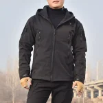 crna jakna softshell vetarootporna vodootporna prilagodljiva sportska