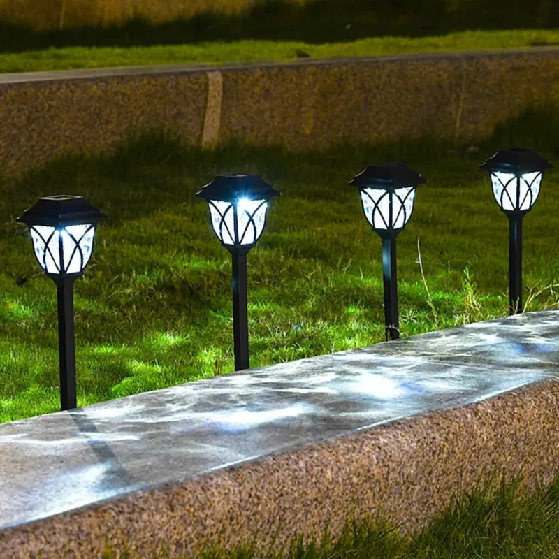 Elegantne fenjer lampe u beloj boji koje se jednostavno postavljaju ubadanjem u zemlju