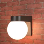 Crna fasadna lampa u obliku kugle sa modernim dizajnom za elegantno osvetljenje spoljašnjih prostora