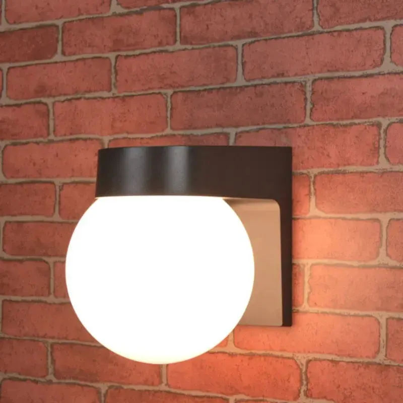 Crna fasadna lampa u obliku kugle sa modernim dizajnom za elegantno osvetljenje spoljašnjih prostora