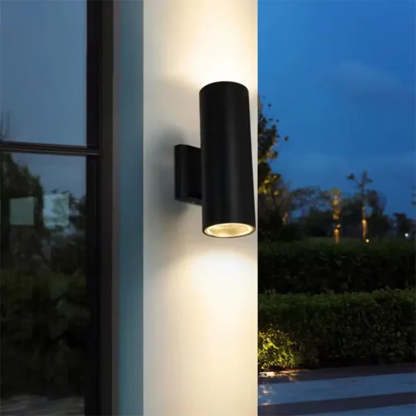 Moderna crna fasadna lampa Noir sa elegantnim dizajnom za osvetljenje spoljašnjih zidova