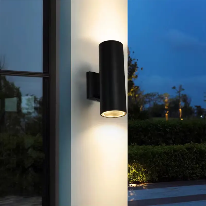 Moderna crna fasadna lampa Noir sa elegantnim dizajnom za osvetljenje spoljašnjih zidova