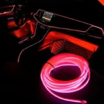 Samolepljiva LED traka u crvenoj boji koja se lako postavlja ispod sedišta ili table i omogućava vam da brzo personalizujete enterijer svog automobila bez alata