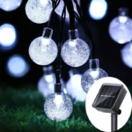 Bele solarne lampice u obliku kuglica koje se automatski pale u večernjim satima