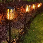 Pakovanje od dve solarne lampe u obliku baklje idealno za osvetljavanje staza ili ulaza bez kablova i troškova za struju jer se automatski pale noću
