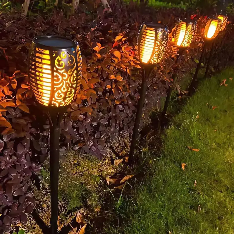 Pakovanje od dve solarne lampe u obliku baklje idealno za osvetljavanje staza ili ulaza bez kablova i troškova za struju jer se automatski pale noću