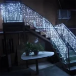 Svetleći niz sa belim LED lampicama za elegantnu prazničnu atmosferu