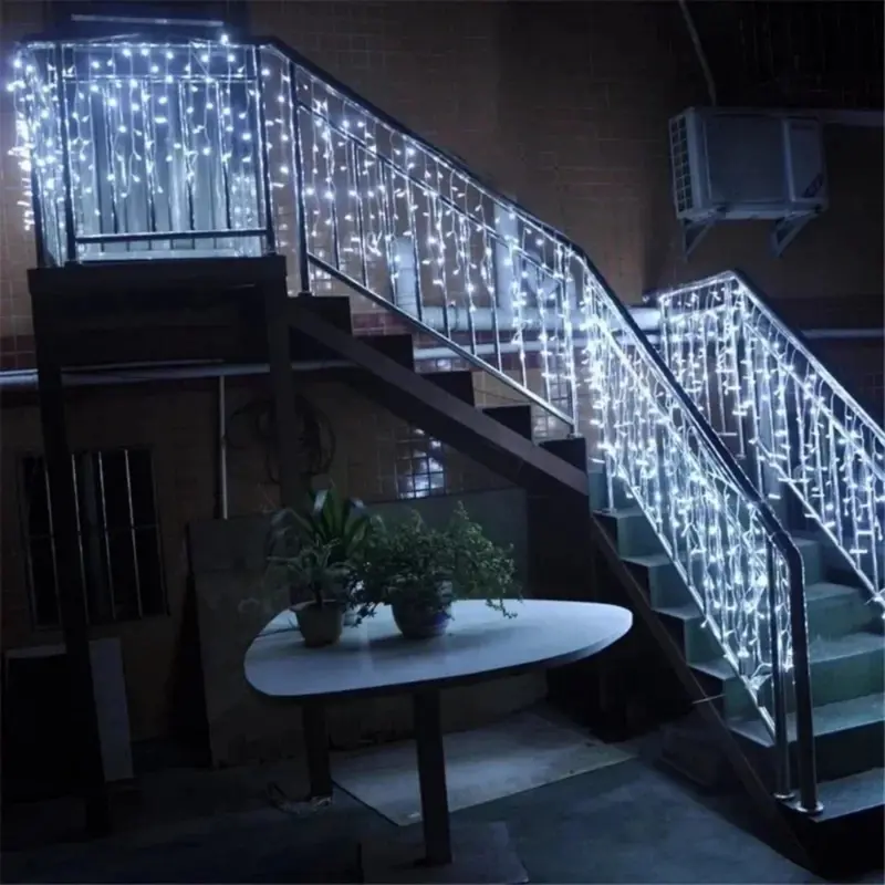Svetleći niz sa belim LED lampicama za elegantnu prazničnu atmosferu