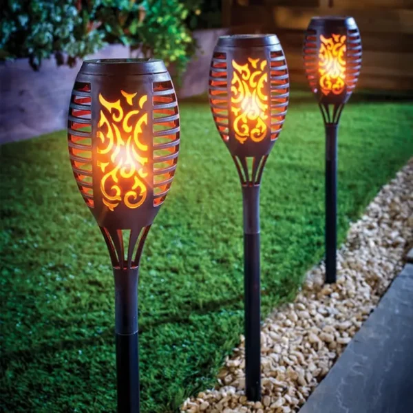 Set od dve solarne lampe baklje koje stvaraju neverovatno realističan efekat treperenja plamena i unose toplu i egzotičnu atmosferu u vaše dvorište
