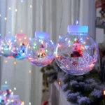 Šarene novogodišnje sijalice u obliku kugli koje stvaraju veselu prazničnu atmosferu