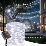 Solarne LED lampice dužine 20 metara u nežnoj beloj boji koje osvetljavaju dvorište i baštu stvarajući prijatnu i toplu atmosferu