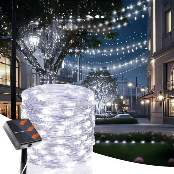 Solarne LED lampice dužine 20 metara u nežnoj beloj boji koje osvetljavaju dvorište i baštu stvarajući prijatnu i toplu atmosferu
