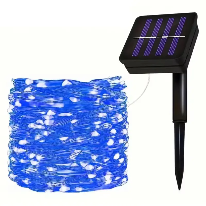 Ovaj dugački solarni niz sa plavim lampicama je ekološki način da ukrasite velike spoljne prostore i stvorite hladan i umirujući ambijent