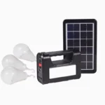 Mali solarni komplet koji sadrži panel za punjenje bateriju i tri LED sijalice sa dugim kablovima za osvetljavanje više prostorija istovremeno