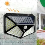 Ekološko i ekonomično rešenje ovaj solarni reflektor za dvorište i baštu koristi besplatnu energiju sunca i automatski se pali noću štedeći vaš novac