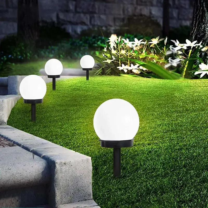 Set od četiri elegantne solarne lampe u obliku kugle koje su savršene za dekoraciju i diskretno osvetljenje staza travnjaka ili cvetnih leja