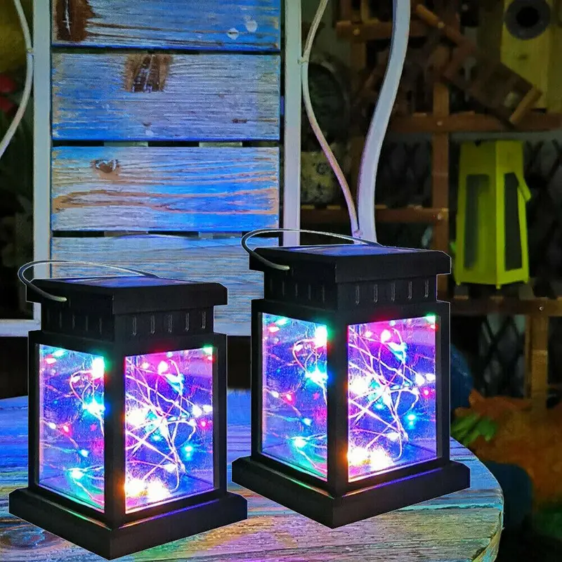 Veseli solarni fenjer sa šarenim LED sijalicama koji automatski stvara dinamičnu i razigranu atmosferu savršenu za večernje zabave i proslave u vašem dvorištu