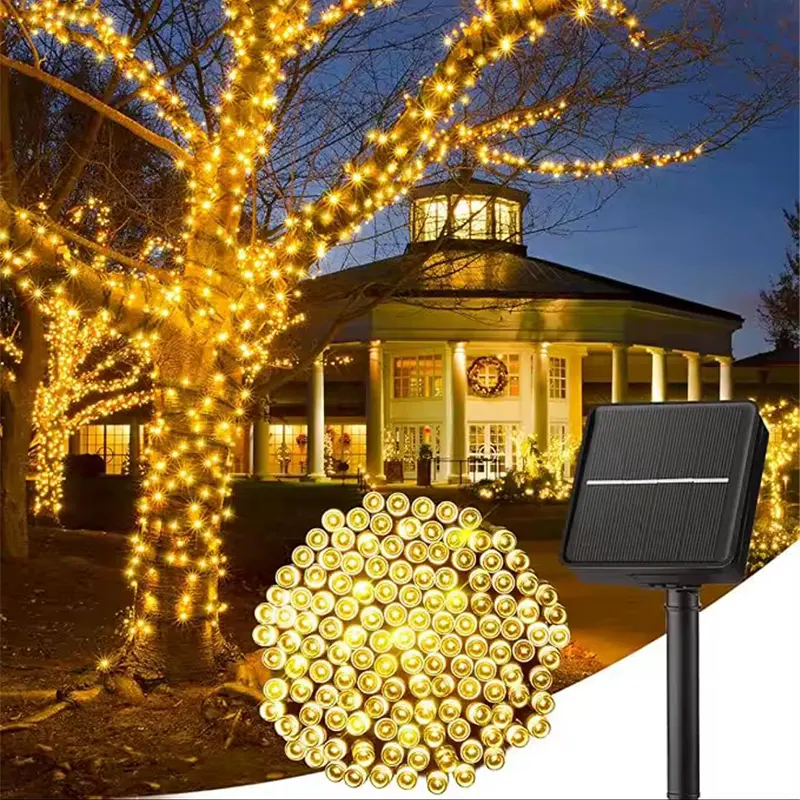 Solarne LED lampice dužine 10m koje stvaraju toplu žutu svetlost za prijatnu atmosferu u dvorištu ili na terasi