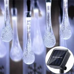 Dekorativne solarne lampice u obliku kapljica leda koje se tokom dana pune sunčevom energijom a noću automatski stvaraju magičnu atmosferu i svetlucaju kao pravi led
