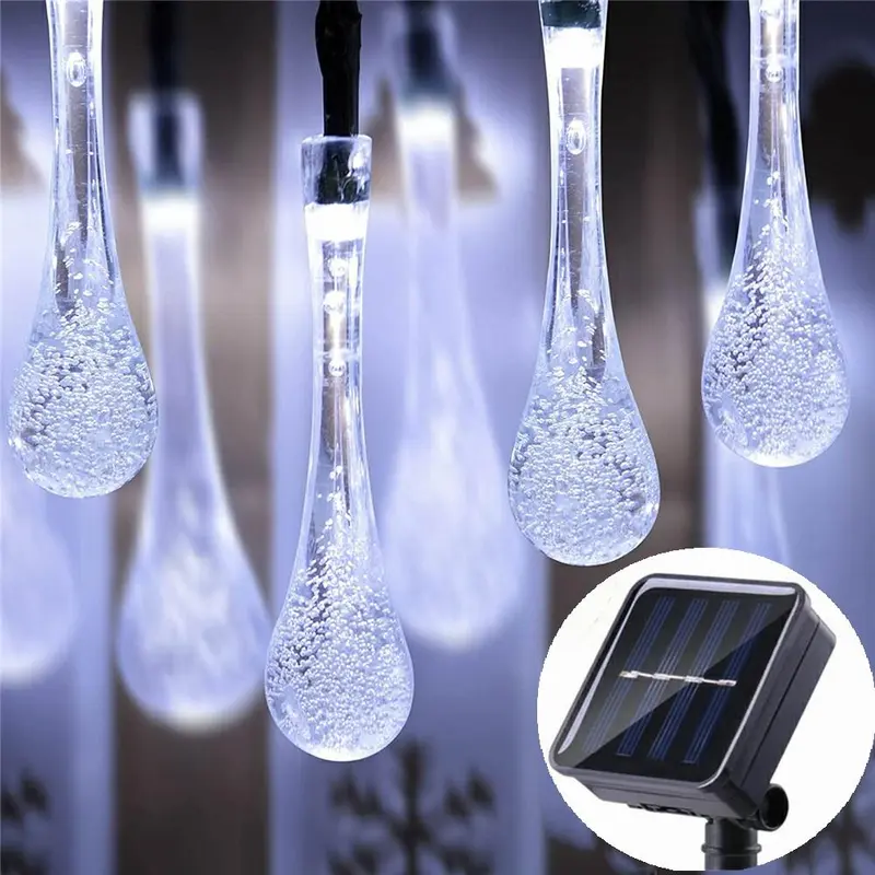 Dekorativne solarne lampice u obliku kapljica leda koje se tokom dana pune sunčevom energijom a noću automatski stvaraju magičnu atmosferu i svetlucaju kao pravi led