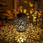 Savršen spoj klasičnog dizajna i moderne tehnologije ovaj elegantni dekorativni solarni fenjer je prelep ukras i danju a noću se automatski pretvara u magičnu lampu koja oplemenjuje svaki eksterijer
