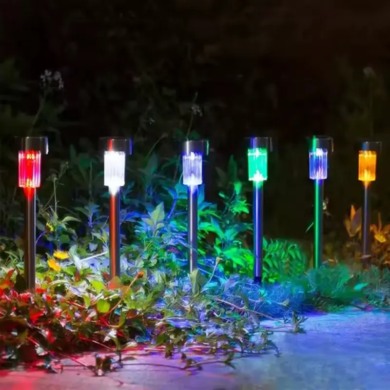Ekološke solarne lampe koje danju skupljaju energiju a noću stvaraju šarenu rasvetu