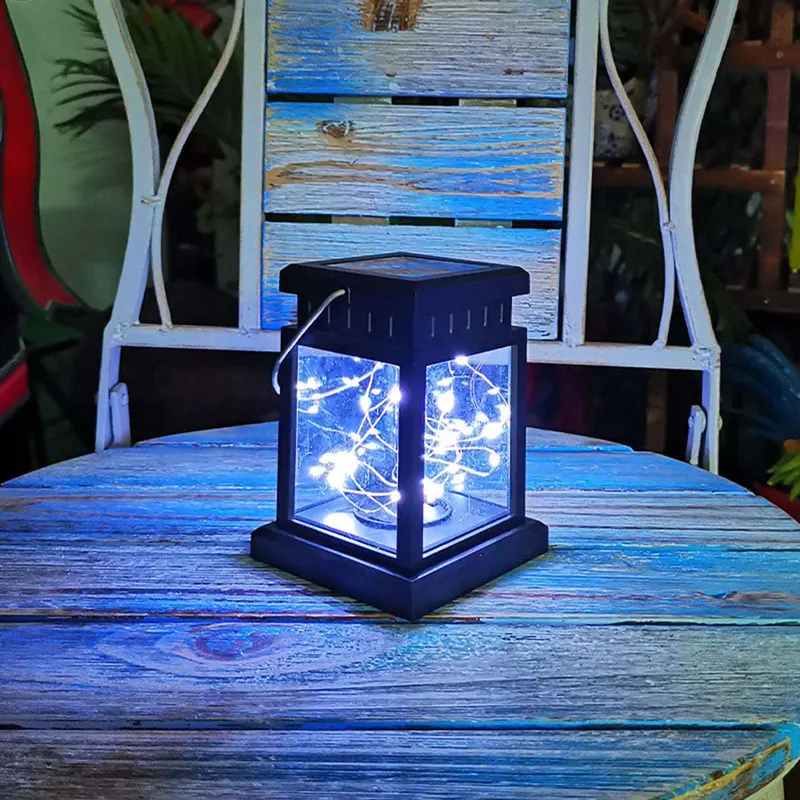 Dekorativni solarni fenjer sa belim LED sijalicama koji pruža prijatno osvetljenje u bašti ili na terasi