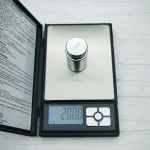 Profesionalna digitalna zlatarska vaga sa neverovatnom preciznošću od stotog dela grama i kapacitetom do 500g neophodan je instrument za zlatare numizmatičare i sve kojima je potrebna laboratorijska tačnost pri merenju