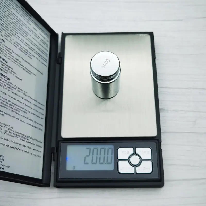 Profesionalna digitalna zlatarska vaga sa neverovatnom preciznošću od stotog dela grama i kapacitetom do 500g neophodan je instrument za zlatare numizmatičare i sve kojima je potrebna laboratorijska tačnost pri merenju