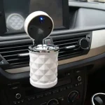 Unapredite unutrašnjost vašeg automobila sa ovom modernom pepeljarom koja se automatski osvetljava plavim LED svetlom kada se otvori i pruža premium osećaj i funkcionalnost tokom noćne vožnje