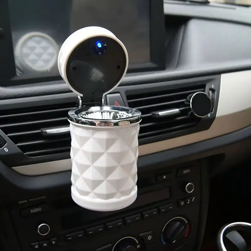 Unapredite unutrašnjost vašeg automobila sa ovom modernom pepeljarom koja se automatski osvetljava plavim LED svetlom kada se otvori i pruža premium osećaj i funkcionalnost tokom noćne vožnje