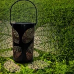 Elegantni solarni fenjer u obliku lista koji je prelep ukras i danju a noću se pretvara u ambijentalnu lampu koja stvara opuštajuću i romantičnu atmosferu