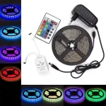 Zaboravite na dosadno jednobojno osvetljenje ova RGB LED traka od 5 metara sa praktičnim daljinskim upravljačem vam daje potpunu kontrolu nad bojama jačinom svetla i dinamičnim svetlosnim efektima