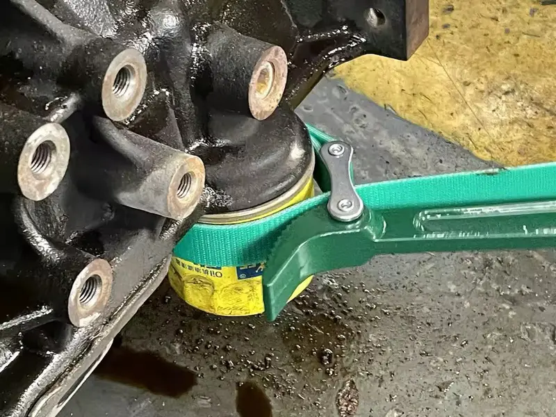Zaboravite na klizanje i frustraciju ovaj ključ za skidanje filtera ulja sa izdržljivim platnenim kaišem čvrsto obuhvata filter i omogućava vam da bez problema odvrnete i najtvrdokornije filtere