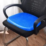 Jastuk dizajniran da olakša sedenje i smanji napetost u leđima i kukovima