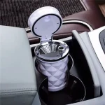 Idealno rešenje za pušače u pokretu ova pepeljara za auto sa LED svetlom rešava problem odlaganja pepela i opušaka noću i čuva unutrašnjost vašeg vozila čistom i urednom