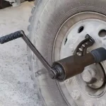 Sve što vam je potrebno za promenu točka na kamionu na jednom mestu ovaj komplet sadrži Ruski ključ sa ručicom i dva najčešće korišćena nastavka a sve je spakovano u praktičan kofer za lak transport i čuvanje