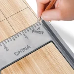 Ubrzajte svaki posao i postignite savršenu preciznost sa ovim aluminijumskim mernim trouglom od 7 inča koji vam omogućava da za samo par sekundi obeležite tačne uglove za sečenje greda ili dasaka