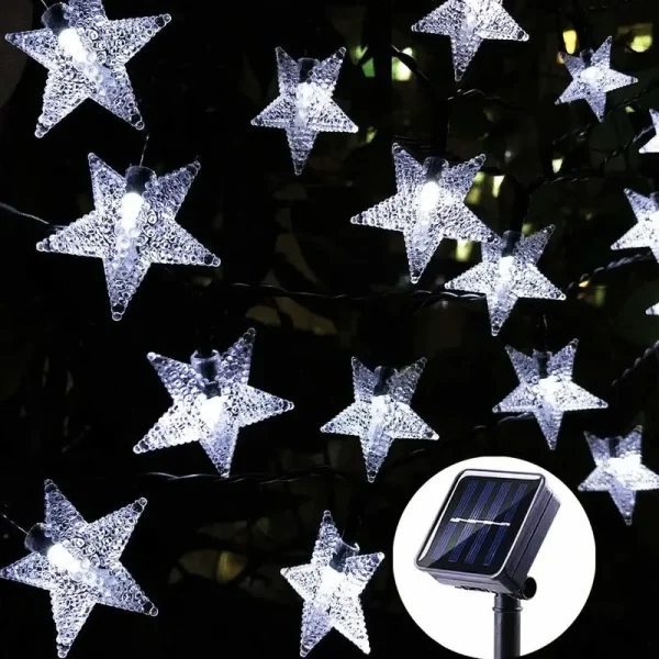 Donesite čaroliju zvezdanog neba direktno u vaše dvorište sa ovim prelepim solarnim lampicama u obliku zvezda koje emituju nežno belo svetlo i stvaraju romantičnu i bajkovitu atmosferu