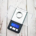 Precizna mini digitalna vaga koja garantuje tačnost do stotog dela grama i predstavlja neophodan alat za zlatare numizmatičare i sve kojima je potrebna vrhunska preciznost