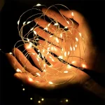 Toplo bele solarne lampice 30m idealne su za dekoraciju dvorišta terase ili prazničnih večeri