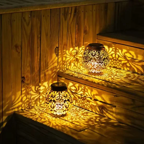 Unesite dašak prefinjenosti u vaše dvorište sa ovim elegantnim dekorativnim solarnim fenjerom koji noću stvara prelepu igru svetlosti i senki i pruža toplu i prijatnu atmosferu za opuštanje