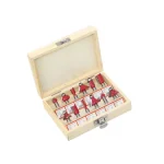 Zaboravite na traženje pravog glodala ovaj praktičan set frezera od 8mm dolazi spakovan u drvenu ili plastičnu kutiju koja štiti alat i omogućava vam da uvek imate savršen red i preglednost u radionici