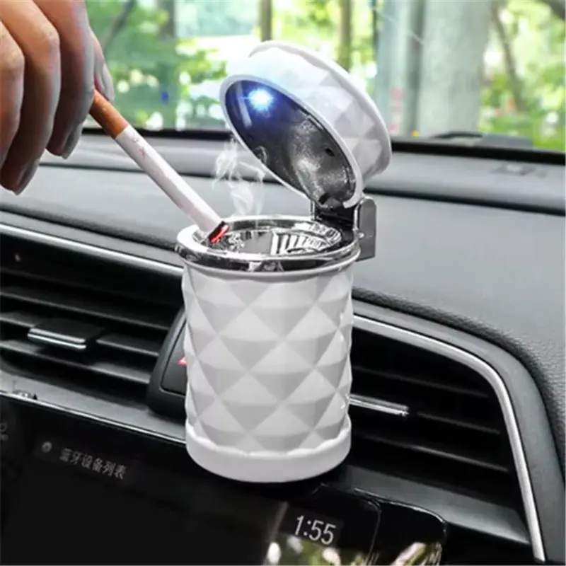 Elegantna pepeljara za auto sa plavim LED svetlom koja ne samo da održava vaše vozilo čistim već predstavlja i moderan dodatak koji se savršeno uklapa u svaki enterijer i olakšava korišćenje noću
