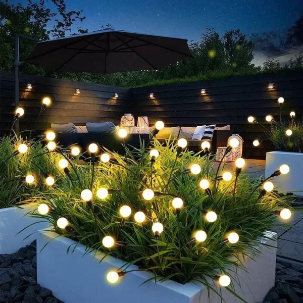 Set od dve solarne lampe u obliku kuglica koje emituju toplo žuto svetlo i stvaraju prelep romantičan i opuštajući ambijent u vašem dvorištu ili bašti