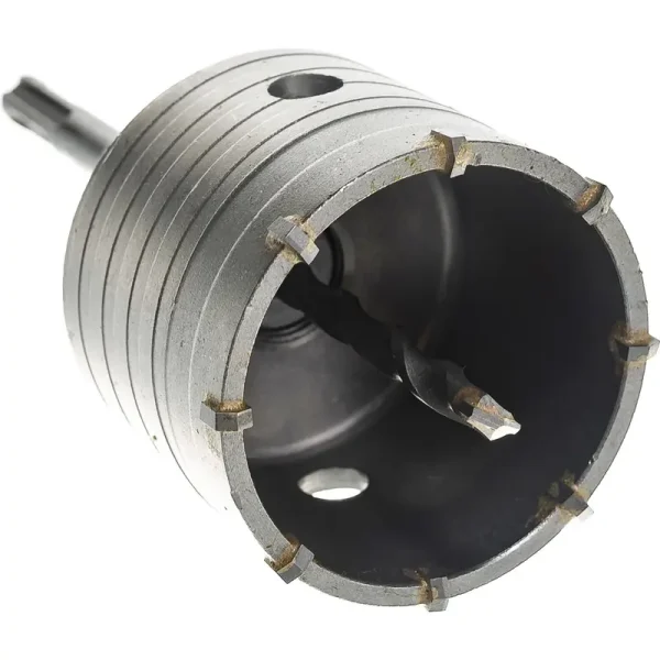 Nezaobilazan alat za svakog profesionalnog majstora, ova kruna za bušenje betona prečnika 80mm je specijalno dizajnirana za brzo i precizno pravljenje većih otvora u najtvrđim materijalima. Bilo da ste vodoinstalater koji postavlja odvodne cevi većeg promera, električar koji radi sa industrijskim instalacijama ili majstor za klimatizaciju, ova kruna vam garantuje efikasnost i čiste rezultate, štedeći vaše dragoceno vreme na gradilištu.