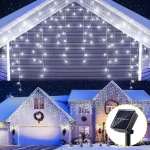 Ukrasite vaše dvorište na pametan i ekološki način! Ovaj solarni niz od 7 metara sa belim lampicama ne troši ni dinar električne energije. Tokom dana, solarni panel upija besplatnu sunčevu energiju, a čim padne mrak, lampice se automatski pale i obasjavaju vaš prostor. Uživajte u prelepom osvetljenju bez brige o računima za struju i bez potrebe za produžnim kablovima i utičnicama.