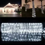 Ukrasite vaše dvorište na pametan i ekološki način! Ovo solarno svetleće crevo od 10 metara ne troši ni dinar električne energije. Tokom dana, solarni panel upija besplatnu sunčevu energiju, a čim padne mrak, crevo se automatski pali i obasjava vaš prostor prelepim, belim svetlom. Uživajte u prelepom osvetljenju bez brige o računima za struju i bez potrebe za produžnim kablovima.