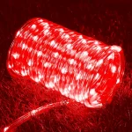 Zaboravite na komplikovane instalacije i kablove ovo fleksibilno solarno svetleće crevo od 20 metara se lako postavlja i oblikuje oko drveća staza ili ivica terase a crvena boja unosi notu smelosti i stila