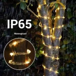 Zaboravite na komplikovane instalacije i kablove ovo fleksibilno solarno svetleće crevo od 20 metara se lako postavlja i oblikuje oko drveća staza ili ivica terase a toplo belo svetlo unosi notu luksuza